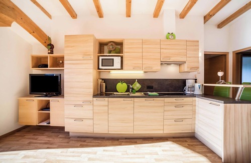 Caines Apartment | Apartment "Feldhof Apfeloase" with Saltwater Pool, Panoramic Lawn and Balcony