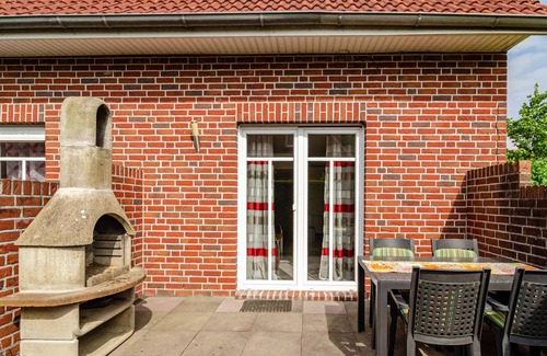 Hamswehrum Apartment | Apartment 'Ferienhaus Seestern' with Private Terrace, Shared Garden and Wi-Fi