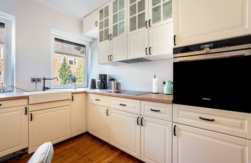 Ellerbek - Wellingdorf Apartment | Apartment 'Ferienwohnung Am Ostufer' with Shared Garden and Wi-Fi