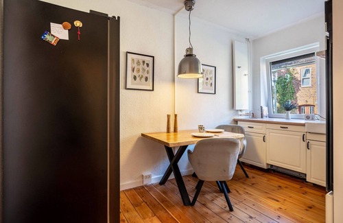 Ellerbek - Wellingdorf Apartment | Apartment 'Ferienwohnung Am Ostufer' with Shared Garden and Wi-Fi