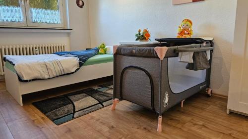 Wanheim-Angerhausen Apartment | Apartment Ferienwohnung Mali Duisburg Süd voll möbliert Urig near Autobahn Ubahn
