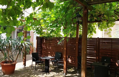 Pirna Apartment | Apartment 'Ferienwohnung Weisses Ross 3' with Shared Terrace and Wi-Fi