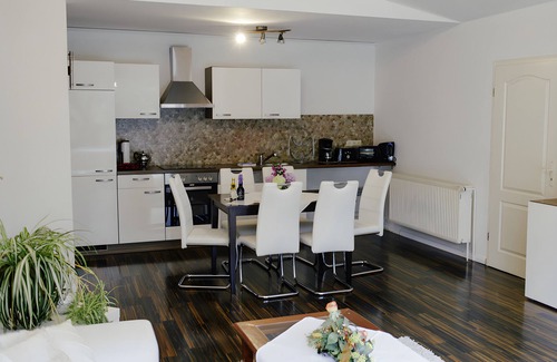 Wiesmoor Apartment | Apartment 'Ferienwohung An Der Kastanie' with Private Terrace, Private Garden and Wi-Fi