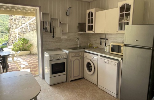 Esparron-de-Verdon Apartment | Apartment for 5 ppl, private lake access, pool