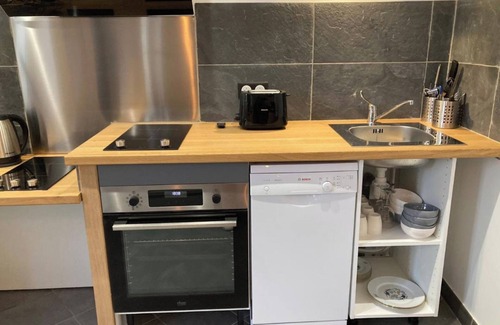 Charleville-Mezieres Apartment | Apartment 'A L'Aube D'Arthur' with Wi-Fi and Air Conditioning