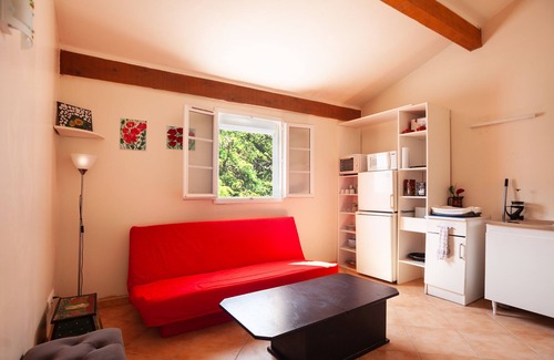 Peyrolles-en-Provence Apartment | Apartment 'Les Collins Du Sud 2' with Mountain View, Shared Terrace and Wi-Fi