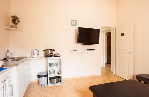 Peyrolles-en-Provence Apartment | Apartment 'Les Collins Du Sud 2' with Mountain View, Shared Terrace and Wi-Fi