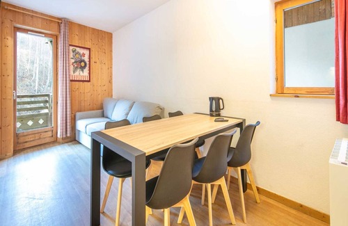 Saint-Sorlin-d'Arves Apartment | Apartment in Saint-Sorlin with Mountain Views