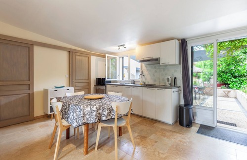 Six-Fours-les-Plages Apartment | Apartment in a villa Pleine Nature with shared pool, Wi-Fi and air conditioning
