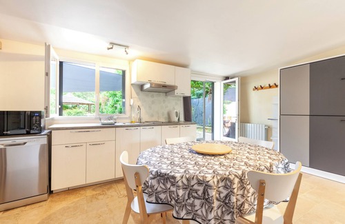 Six-Fours-les-Plages Apartment | Apartment in a villa Pleine Nature with shared pool, Wi-Fi and air conditioning