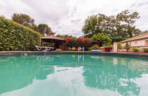 Six-Fours-les-Plages Apartment | Apartment in a villa Pleine Nature with shared pool, Wi-Fi and air conditioning
