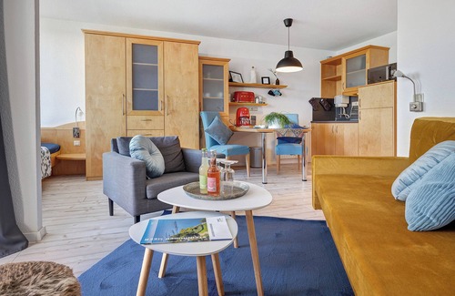 Region Hannover District Apartment | Apartment 'Fräulein Frida - Steinhude' with Balcony and Wi-Fi