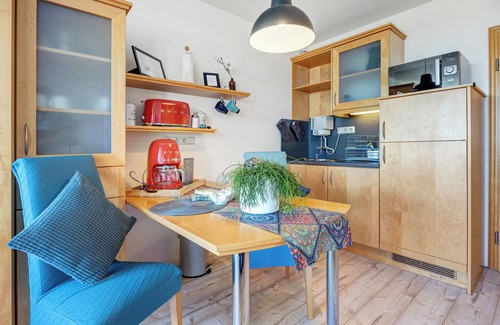 Region Hannover District Apartment | Apartment 'Fräulein Frida - Steinhude' with Balcony and Wi-Fi