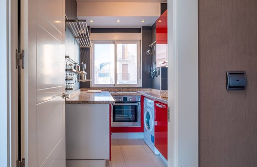 Torrenueva Apartment | Apartment 'Frente Al Mar Y A Pie De Playa' with Balcony, Wi-Fi and Air Conditioning