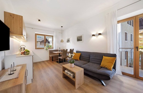 Lana Apartment | Apartment 'Fuchsberger A' with Mountain View, Wi-Fi and Air Conditioning