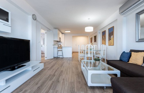 Fuengirola City Centre Apartment | Apartment 'Fuengirola Vistas al Mar' with Sea View, Wi-Fi and Air Conditioning