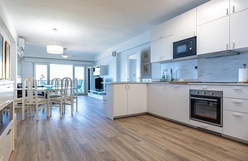 Fuengirola City Centre Apartment | Apartment 'Fuengirola Vistas al Mar' with Sea View, Wi-Fi and Air Conditioning
