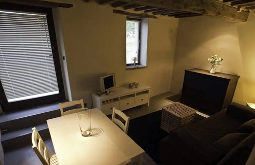 Castiglione d'Orcia Apartment | Apartment 'Gemma Grigia-tavoleto' with Mountain View, Shared Terrace and Wi-Fi