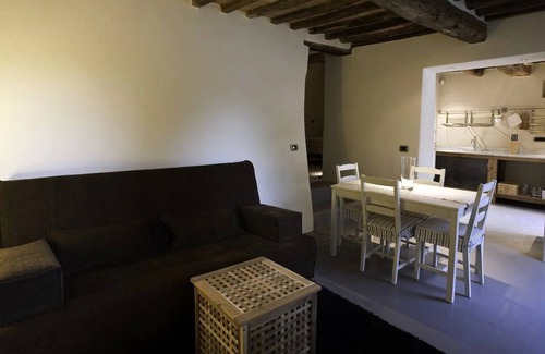 Castiglione d'Orcia Apartment | Apartment 'Gemma Grigia-tavoleto' with Mountain View, Shared Terrace and Wi-Fi