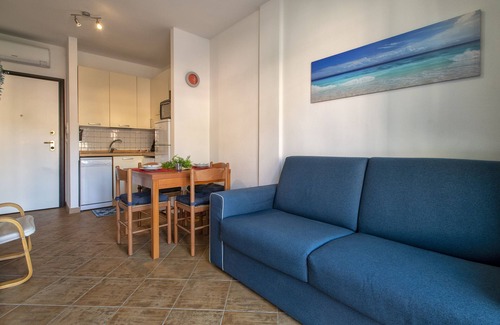 Lu Bagnu Apartment | Apartment 'Gio's' with Shared Pool, Private Garden and Air Conditioning