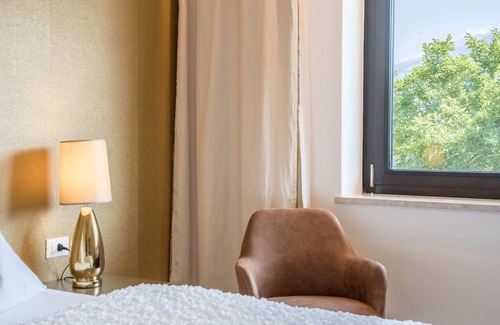Lana Apartment | Apartment “goldfinger unique Apartment” with Mountain View, Garden & Pool
