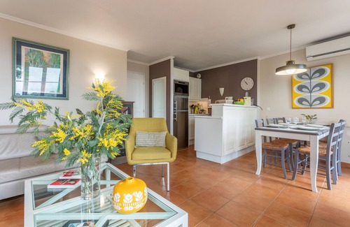 Le Dramont Apartment | Apartment 'Grande Terrasse Vue Mer' with Sea View, Shared Pool and Wi-Fi