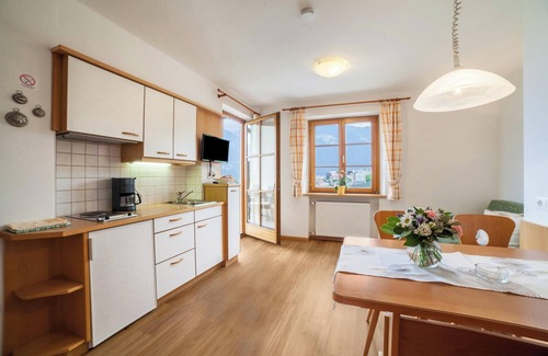 Schenna Apartment | Apartment "Hahnenkamm Rainegg" with Mountain View, Wi-Fi, Garden & Balcony