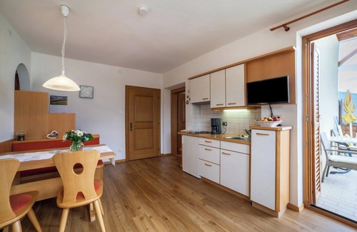 Schenna Apartment | Apartment "Hahnenkamm Rainegg" with Mountain View, Wi-Fi, Garden & Balcony