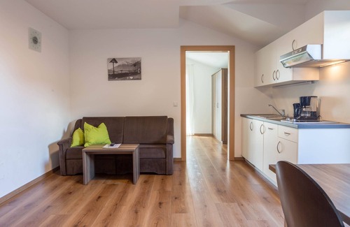 Tirolo Apartment | Apartment “Haller Hof A” with mountain view, Wi-Fi & Parking Available