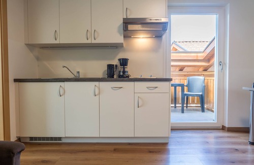Tirolo Apartment | Apartment “Haller Hof A” with mountain view, Wi-Fi & Parking Available