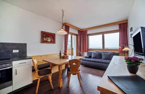 Schenna Apartment | Apartment "Haus Hohenrain 4" with Mountain View, Pool, Wi-Fi, Balcony & Garden