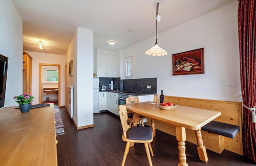 Schenna Apartment | Apartment "Haus Hohenrain 4" with Mountain View, Pool, Wi-Fi, Balcony & Garden