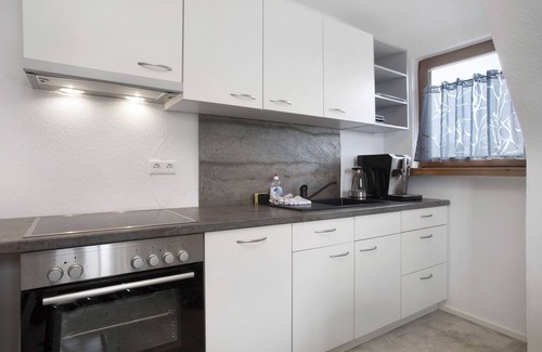 Meckenbeuren Apartment | Apartment 'Haus Zäh' with Mountain View and Wi-Fi