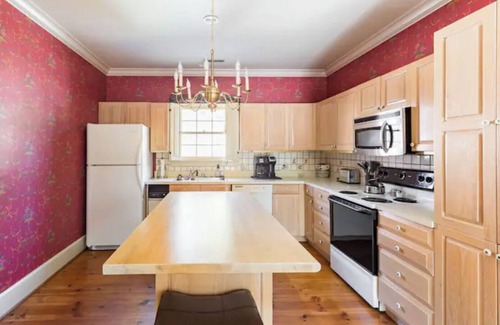Chevy Chase House | Apartment Haven above Lexington’s Specialty Coffeeshop. Best location to be!