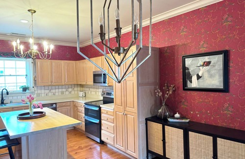 Chevy Chase House | Apartment Haven above Lexington’s Specialty Coffeeshop. Best location to be!