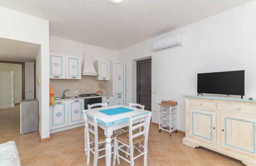 Porto Pozzo Apartment | Apartment 'I Mirti 1' with Private Terrace, Shared Garden and Air Conditioning