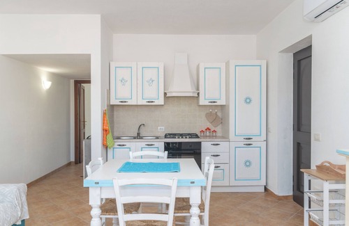 Porto Pozzo Apartment | Apartment 'I Mirti 1' with Private Terrace, Shared Garden and Air Conditioning