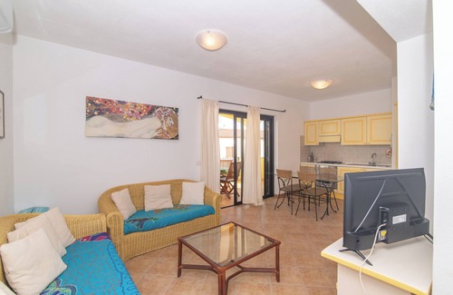 Porto Pozzo Apartment | Apartment 'I Mirti 2' with Private Terrace, Shared Garden and Air Conditioning