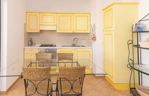 Porto Pozzo Apartment | Apartment 'I Mirti 2' with Private Terrace, Shared Garden and Air Conditioning