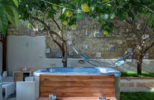 Rione Sanita House | Apartment immersed in a lemon grove oasis with an enveloping whirlpool