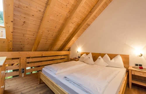 Sand in Taufers House | Apartment In A Hotel 'Mair Zu Hof St. Mauritzien 3' with Mountain View, Shared Garden and Wi-Fi