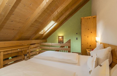 Sand in Taufers House | Apartment In A Hotel 'Mair Zu Hof St. Mauritzien 4' with Mountain View, Private Terrace and Wi-Fi