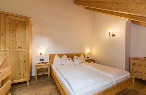 Sand in Taufers House | Apartment In A Hotel 'Mair Zu Hof St. Mauritzien 4' with Mountain View, Private Terrace and Wi-Fi