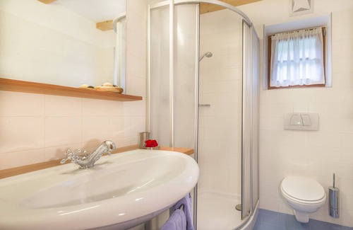Sand in Taufers House | Apartment In A Hotel 'Mair Zu Hof Waldrausch 2' with Mountain View, Private Terrace and Wi-Fi