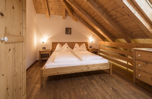 Sand in Taufers House | Apartment In A Hotel 'Mair Zu Hof Waldrausch 1' with Mountain View, Shared Garden and Wi-Fi