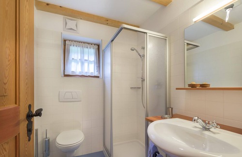 Sand in Taufers House | Apartment In A Hotel 'Mair Zu Hof Waldrausch 1' with Mountain View, Shared Garden and Wi-Fi