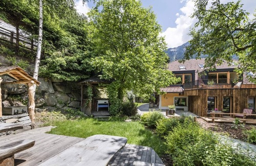Sand in Taufers House | Apartment In A Hotel 'Mair Zu Hof Waldrausch 1' with Mountain View, Shared Garden and Wi-Fi