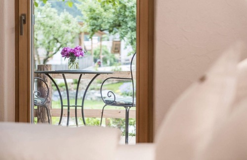 Sand in Taufers House | Apartment In A Hotel 'Mair Zu Hof Fürst 7' with Mountain View, Private Terrace and Wi-Fi