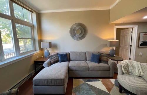 Lakefront Apartment | Apartment in center of beautiful Franklin Square near SU, downtown, mall & more