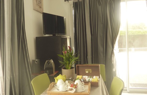 Bastide Giraud Apartment | Apartment in villa with swimming pool